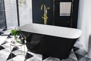 Besco Assos Designerska wanna wolnostojąca owalna Besco Assos czarny połysk ze złotą baterią w eleganckim salonie kąpielowym