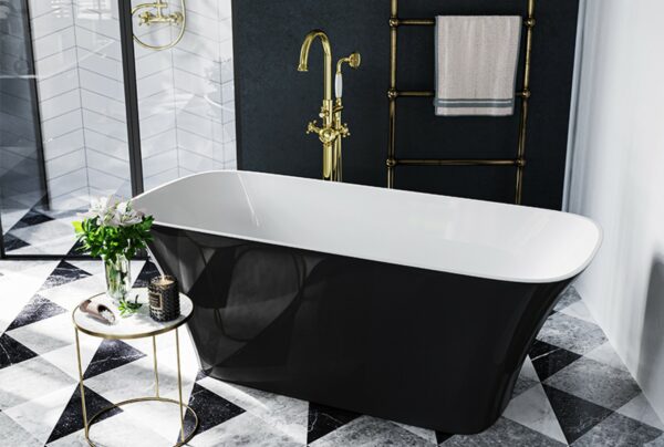 Besco Assos Designerska wanna wolnostojąca owalna Besco Assos S-Line czarny połysk ze złotą baterią w eleganckim salonie kąpielowym.