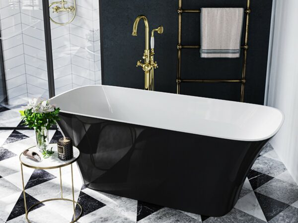 Designerska wanna wolnostojąca owalna Besco Assos S-Line czarny połysk ze złotą baterią w eleganckim salonie kąpielowym.