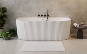 Nowoczesna wanna wolnostojąca przyścienna pionowo ryflowana Besco Leya w aranżacji łazienki premium