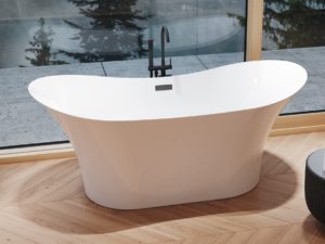 Designerska wanna wolnostojąca akrylowa Besco Amber 170x80 biała z czarną baterią podłogową w luksusowej aranżacji z widokiem na las.