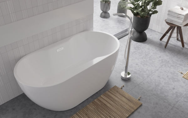 Designerska wanna wolnostojąca akrylowa Besco Navia 150x80 biała w nowoczesnym pokoju kąpielowym przy szarych kafelkach.