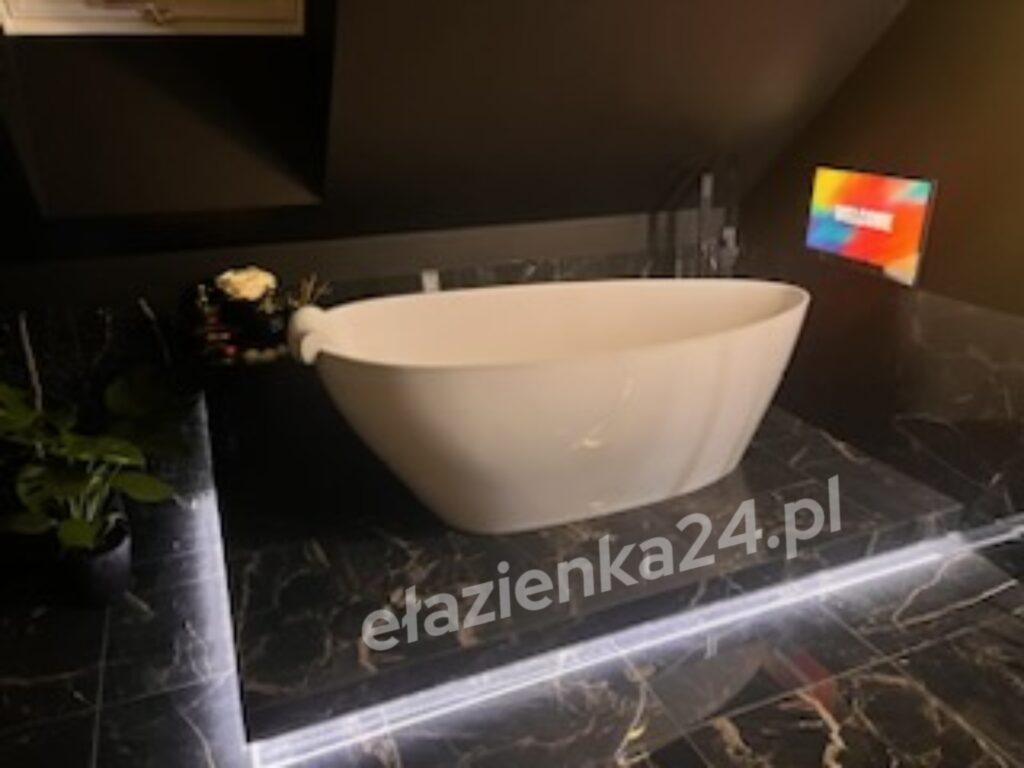 Wanna wolnostojąca Besco Goya 160x70 na podświetlanym podeście LED w ciemnej łazience na poddaszu – Mazury.