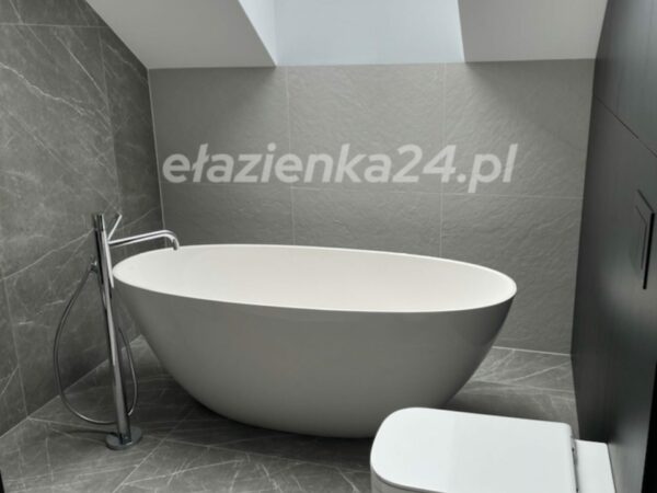 Wanna konglomeratowa wolnostojąca Marmorin Wika mat w szarej łazience pod oknem dachowym – ełazienka24.pl