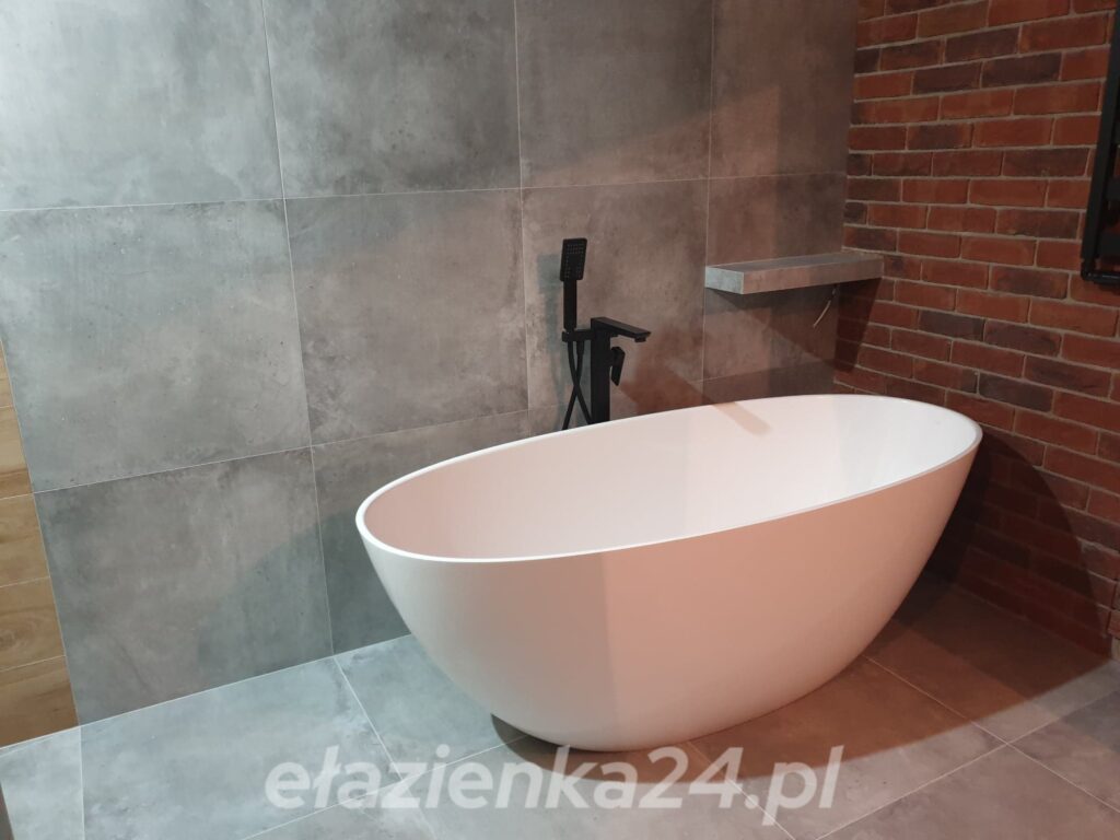 Wanna wolnostojąca Marmorin Wika połysk w łazience z czerwoną cegłą – realizacja u Pani Pauliny w Grodzisku Mazowieckim, ełazienka24.pl