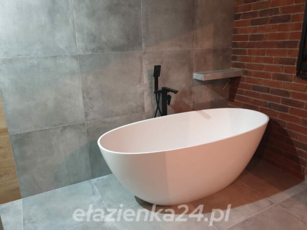 Wanna wolnostojąca Marmorin Wika połysk w łazience z czerwoną cegłą – realizacja u Pani Pauliny w Grodzisku Mazowieckim, ełazienka24.pl