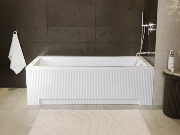 Besco Modern Wanna prostokątna Besco Modern z białą ryflowaną obudową w nowoczesnej łazience z chromowaną baterią