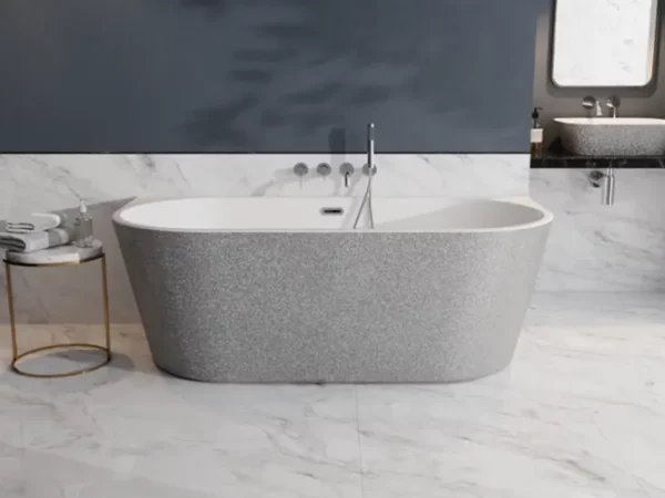 Srebrna wanna wolnostojąca przyścienna Besco Vica New Glam w łazience w białym marmurze ze złotym stolikiem.