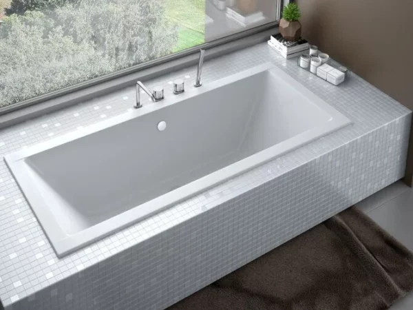 Wanna Prostokątna Besco Quadro Slim Nowoczesna wanna prostokątna Besco Quadro Slim w białej zabudowie z mozaiki w luksusowej aranżacji łazienki.
