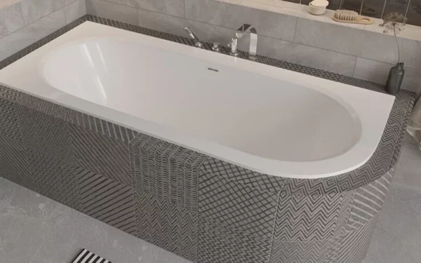 Besco Avita Slim Plus Wanna asymetryczna Besco Avita Slim Plus lewa z przelewem szczelinowym w obudowie z mozaiki i łazience z drewnianą podłogą.
