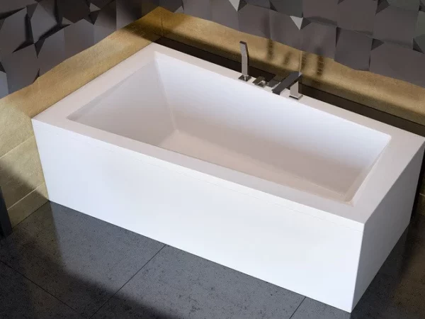 Wanna asymetryczna Besco Intima biała z obudową w nowoczesnej aranżacji łazienki z płytkami drewnopodobnymi lewa