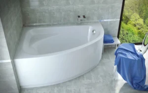 Wanna asymetryczna Besco Cornea z dedykowaną białą obudową akrylową w aranżacji jasnej łazienki.