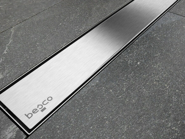 Szczotkowany srebrny odpływ prysznicowy Besco Virgo Duo z grawerowanym logo producenta