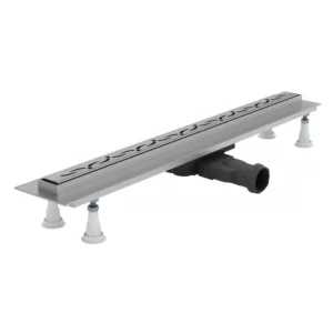 Srebrny aluminiowy odpływ liniowy Schedline Slight Line Stamp z ozdobną perforowaną maskownicą we wzory fal, zamontowany na regulowanych nóżkach.