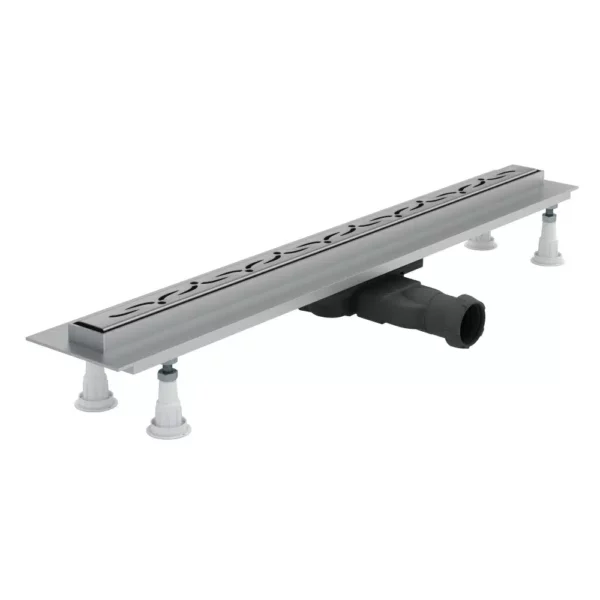 Srebrny aluminiowy odpływ liniowy Schedline Slight Line Stamp z ozdobną perforowaną maskownicą we wzory fal, zamontowany na regulowanych nóżkach.