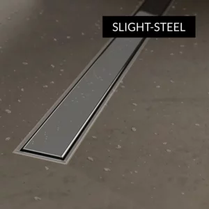 Schedline Slim Steel Zbliżenie na gładką stalową maskownicę wąskiego odpływu liniowego Schedline Slim w posadzce prysznica