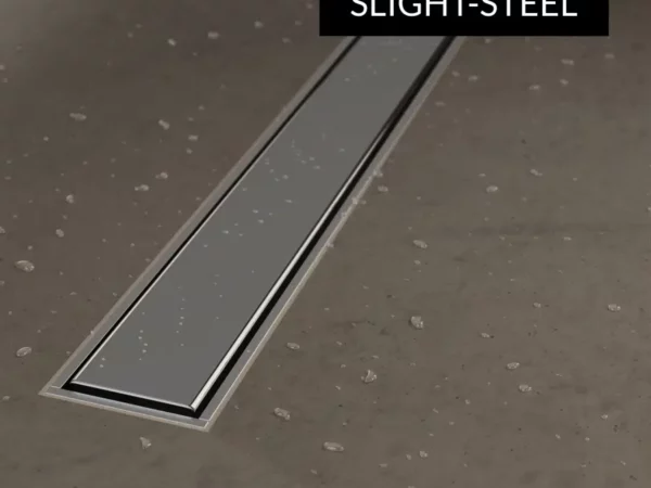 Schedline Line Plate Zbliżenie na gładką stalową maskownicę wąskiego odpływu liniowego Schedline Slim w posadzce prysznica
