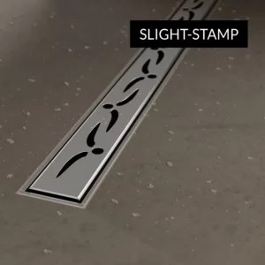 Schedline Slim Stamp Zbliżenie na ozdobną maskownicę Stamp wąskiego odpływu liniowego Schedline Slim Stamp wklejonego w płytki