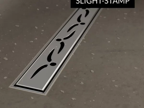 Schedline Line Stamp Zbliżenie na ozdobną maskownicę Stamp wąskiego odpływu liniowego Schedline Slim wklejonego w płytki