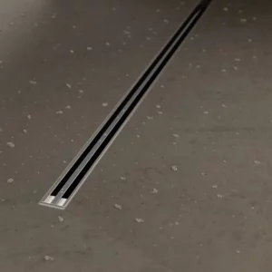 Nowoczesny srebrny odpływ szczelinowy Schedline Thin Line wklejony w strukturę płytek podłogowych – ełazienka24.