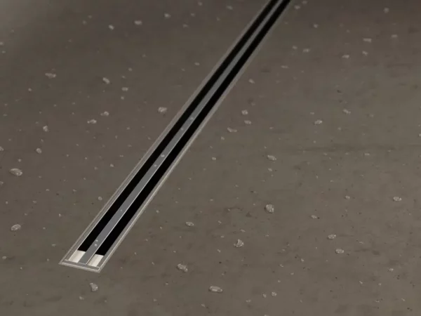 Schedline Thin Ultra Slim Nowoczesny srebrny odpływ szczelinowy Schedline Thin Line wklejony w strukturę płytek podłogowych – ełazienka24.