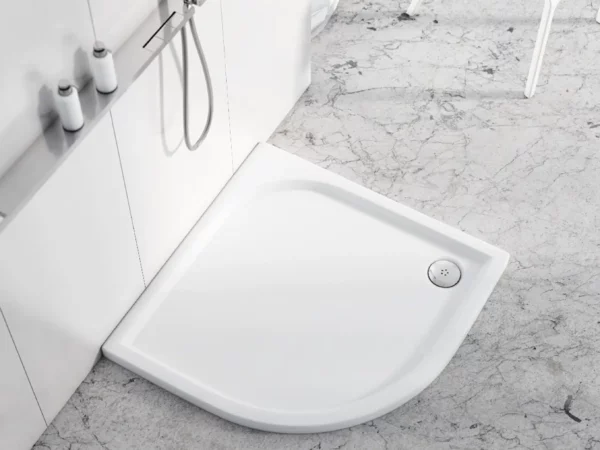 Nowoczesna jasna łazienka z półokrągłym brodzikiem Schedline Canes Stabilsound Plus w narożniku.